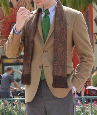 Как носить серые классические брюки с светло-коричневым пиджаком в 30 лет мужчине весна: Несмотря на то, что это классический образ, дуэт светло-коричневого пиджака и серых классических брюк является постоянным выбором стильных мужчин, пленяя при этом дамские сердца. Когда зимняя пора уходит и сменяется более теплой погодой, хочется выглядеть с иголочки, излучать природную силу и уверенность в себе и привлекать взоры прекрасного пола. Такой лук однозначно в этом поможет.