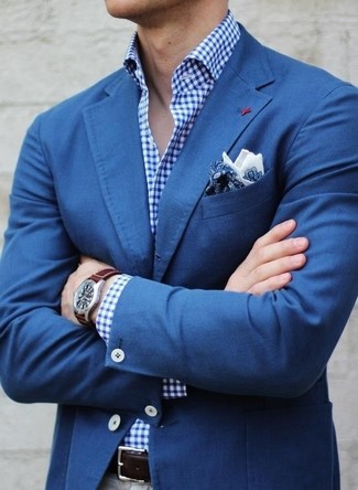 С чем носить бело-темно-синий нагрудный платок с принтом: Такое лаконичное и комфортное сочетание базовых вещей, как синий пиджак и бело-темно-синий нагрудный платок с принтом, полюбится мужчинам, которые любят проводить дни в постоянном движении.