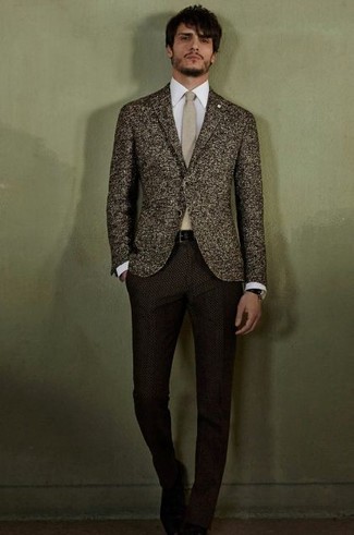 С чем носить светло-коричневый галстук в 30 лет мужчине в деловом стиле: Комбо из темно-коричневого шерстяного пиджака и светло-коричневого галстука поможет реализовать элегантный стиль.