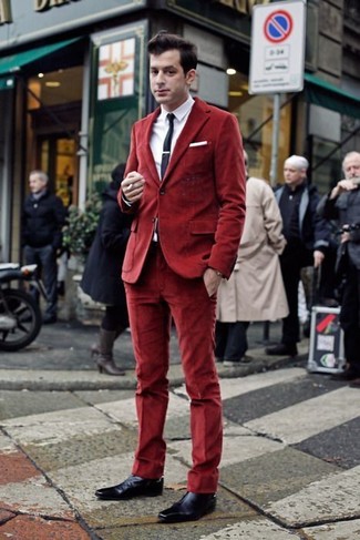 С чем носить темно-красные бархатные классические брюки мужчине в теплую погоду в деловом стиле: Сочетание красного бархатного пиджака и темно-красных бархатных классических брюк позволит создать модный классический образ. Пара темно-синих кожаных оксфордов свяжет ансамбль воедино.