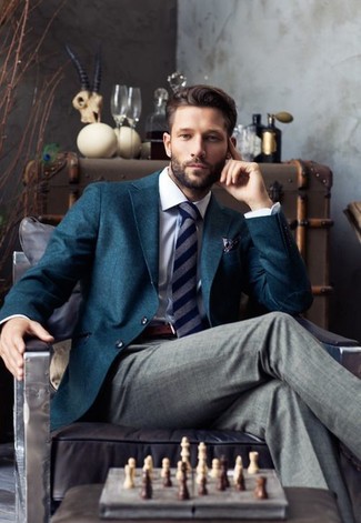 С чем носить синий галстук в вертикальную полоску в 30 лет мужчине: Несмотря на то, что этот лук весьма классический, дуэт темно-бирюзового пиджака и синего галстука в вертикальную полоску всегда будет по вкусу стильным мужчинам, покоряя при этом сердца барышень.