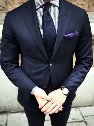 Как носить темно-синий пиджак с темно-синими классическими брюками мужчине в теплую погоду в деловом стиле: Темно-синий пиджак в сочетании с темно-синими классическими брюками — образец элегантного мужского стиля.
