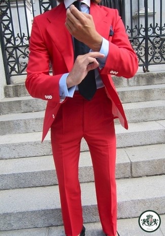 С чем носить красную куртку мужчине: Красная куртка в сочетании с красными классическими брюками позволит воплотить элегантный мужской стиль.