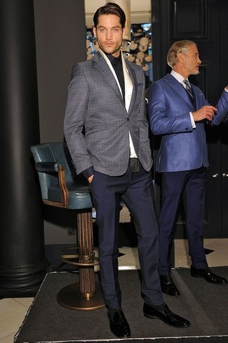 Как носить темно-синий пиджак с темно-синими классическими брюками в 30 лет мужчине в деловом стиле: Темно-синий пиджак и темно-синие классические брюки помогут создать изысканный мужской образ. Что же до обуви, дополни образ черными кожаными лоферами.