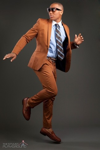 Как носить коричневый пиджак с коричневыми кожаными лоферами мужчине: Сочетание коричневого пиджака и табачных классических брюк поможет создать модный и привлекательный лук. Что касается обуви, коричневые кожаные лоферы — самый подходящий вариант.