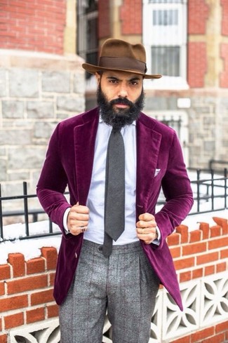 С чем носить темно-коричневую шляпу мужчине: Если день обещает быть суматошным, сочетание пурпурного бархатного пиджака и темно-коричневой шляпы позволит составить функциональный ансамбль в непринужденном стиле.
