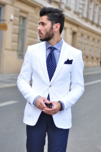 С чем носить белый пиджак в 30 лет мужчине лето: Белый пиджак в сочетании с темно-синими классическими брюками поможет создать эффектный мужской лук. В таком луке ты будешь чувствовать себя максимально комфортно, когда столбики термометров начинают показывать более комфортные температуры.