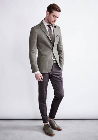 Модный лук: серый пиджак, белая классическая рубашка, темно-коричневые классические брюки, оливковые кожаные туфли дерби