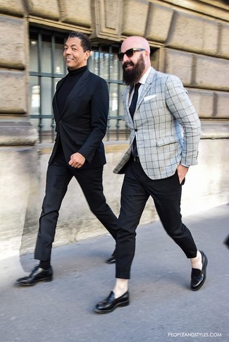 С чем носить серый пиджак в клетку мужчине: Серый пиджак в клетку в сочетании с черными классическими брюками позволит примерить на себя изысканный мужской стиль. В тандеме с этим образом наиболее уместно будут выглядеть черные кожаные лоферы.