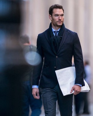 С чем носить темно-синий галстук в 30 лет мужчине в теплую погоду в деловом стиле: Несмотря на то, что это классический лук, сочетание темно-синего шерстяного пиджака и темно-синего галстука является неизменным выбором стильных мужчин, пленяя при этом сердца противоположного пола.