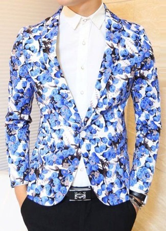 Модный лук: бело-синий пиджак с цветочным принтом, белая классическая рубашка, черные классические брюки, черный кожаный ремень