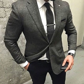 С чем носить серый пиджак в шотландскую клетку мужчине: Сочетание серого пиджака в шотландскую клетку и черных классических брюк — образец строгого делового стиля.