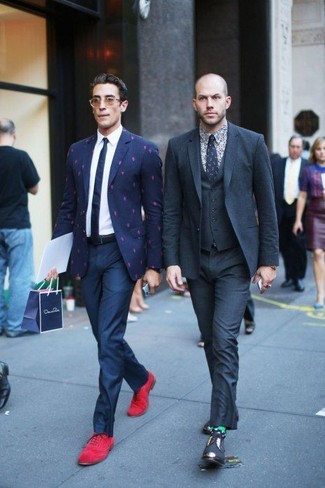 С чем носить темно-синий галстук в 30 лет мужчине в теплую погоду в деловом стиле: Темно-синий пиджак с принтом в сочетании с темно-синим галстуком — превосходный пример изысканного мужского стиля. В сочетании с этим ансамблем наиболее уместно будут выглядеть красные замшевые оксфорды.