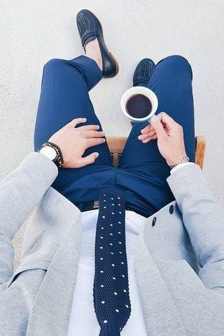 Как носить серый пиджак с темно-синими классическими брюками мужчине: Несмотря на то, что это довольно консервативный образ, тандем серого пиджака и темно-синих классических брюк приходится по душе стильным мужчинам, покоряя при этом дамские сердца. Темно-синие кожаные лоферы — идеальный вариант, чтобы завершить лук.