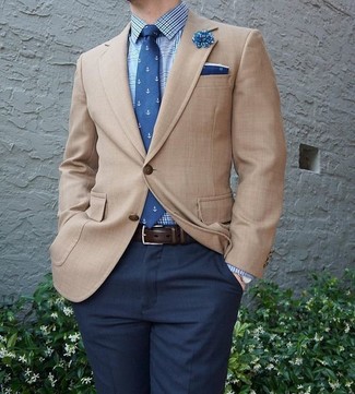 С чем носить темно-сине-белый галстук с принтом в 30 лет мужчине: Несмотря на то, что это довольно-таки сдержанный образ, дуэт светло-коричневого пиджака и темно-сине-белого галстука с принтом всегда будет нравиться джентльменам, покоряя при этом сердца барышень.