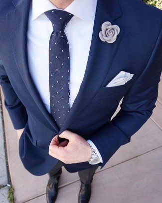 С чем носить синий галстук в горошек мужчине в теплую погоду: Несмотря на то, что это довольно-таки консервативный образ, лук из темно-синего пиджака и синего галстука в горошек всегда будет нравиться джентльменам, покоряя при этом сердца представительниц прекрасного пола. Черные кожаные оксфорды становятся превосходным дополнением к твоему образу.