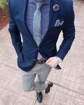 Как носить синюю классическую рубашку с темно-серыми классическими брюками мужчине в теплую погоду: Синяя классическая рубашка в сочетании с темно-серыми классическими брюками позволит создать запоминающийся мужской образ. Вместе с этим луком великолепно смотрятся черные кожаные оксфорды.