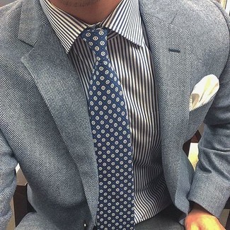 С чем носить темно-сине-белый галстук с принтом мужчине: Серый пиджак с узором "в ёлочку" в паре с темно-сине-белым галстуком с принтом позволит составить эффектный мужской лук.