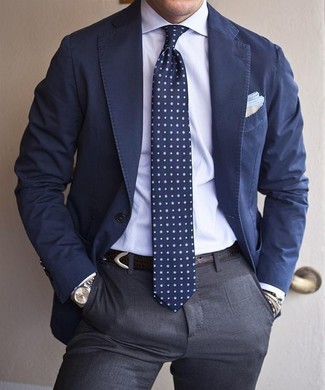 С чем носить темно-сине-белый галстук в горошек в 30 лет мужчине в теплую погоду: Несмотря на то, что это классический лук, лук из темно-синего хлопкового пиджака и темно-сине-белого галстука в горошек неизменно нравится джентльменам, а также покоряет сердца прекрасных дам.