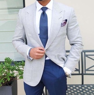 С чем носить светло-фиолетовый нагрудный платок: Если в одежде ты ценишь комфорт и практичность, серый пиджак и светло-фиолетовый нагрудный платок — превосходный вариант для модного мужского лука на каждый день.