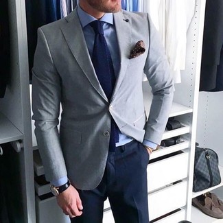 С чем носить темно-синий вязаный галстук мужчине в теплую погоду: Серый пиджак в сочетании с темно-синим вязаным галстуком поможет составить запоминающийся мужской лук.