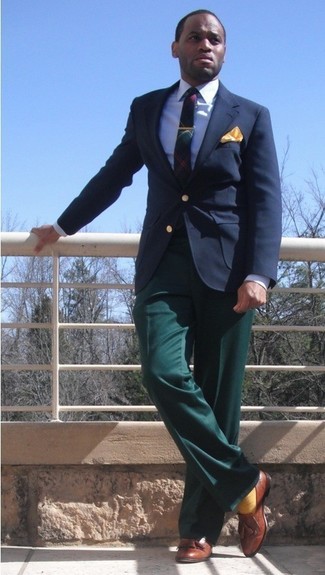 Как носить голубую классическую рубашку с коричневыми кожаными лоферами с кисточками: Голубая классическая рубашка и темно-зеленые классические брюки — великолепный пример изысканного мужского стиля. Дополнив образ коричневыми кожаными лоферами с кисточками, можно привнести в него динамичность.
