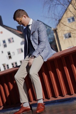 Какие классические брюки носить с темно-коричневыми монками в 30 лет в теплую погоду: Сочетание синего пиджака в шотландскую клетку и классических брюк поможет воссоздать строгий деловой стиль. Пара темно-коричневых монок свяжет ансамбль воедино.