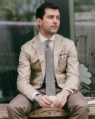 Модный лук: бежевый пиджак, белая классическая рубашка, коричневые классические брюки, серый галстук