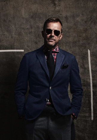 С чем носить темно-синий пиджак за 50 лет мужчине в деловом стиле: Сочетание темно-синего пиджака и серых шерстяных классических брюк позволит составить модный и элегантный лук.