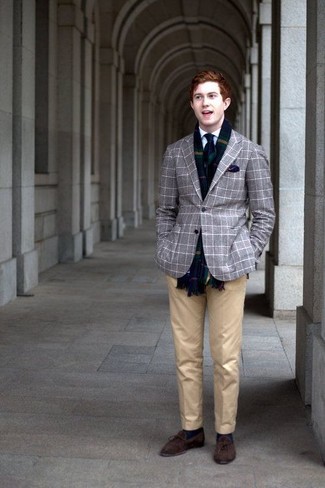 С чем носить пиджак в шотландскую клетку мужчине весна: Дуэт пиджака в шотландскую клетку и светло-коричневых классических брюк смотрится очень модно и элегантно. Весьма по моде здесь будут смотреться темно-коричневые замшевые лоферы с кисточками. Разве это не идеальный образ для изменчивой весенней погоды?