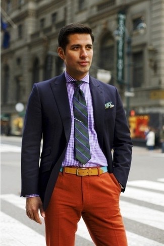 С чем носить классическую рубашку в мелкую клетку в 30 лет мужчине в деловом стиле: Классическая рубашка в мелкую клетку в сочетании с оранжевыми классическими брюками — воплощение делового городского стиля.