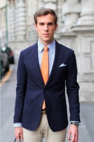 С чем носить оранжевый галстук мужчине в деловом стиле: Лук из темно-синего пиджака и оранжевого галстука смотрится очень модно и элегантно.