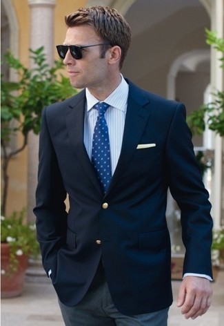 Модный лук: темно-синий пиджак, белая классическая рубашка в вертикальную полоску, серые классические брюки, синий галстук