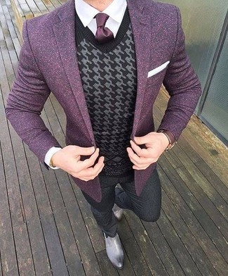 С чем носить пурпурный шерстяной пиджак мужчине: Комбо из пурпурного шерстяного пиджака и темно-серых шерстяных классических брюк — воплощение делового городского стиля. Ты можешь легко приспособить такой лук к повседневным нуждам, надев серыми кожаными ботинками челси.