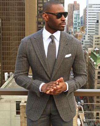 С чем носить серые классические брюки в шотландскую клетку мужчине: Серый вязаный пиджак и серые классические брюки в шотландскую клетку позволят создать эффектный мужской образ.