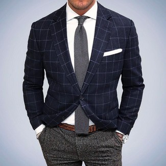 Модный лук: темно-синий пиджак в клетку, белая классическая рубашка, серые шерстяные классические брюки, серый вязаный галстук