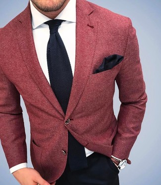 С чем носить красный шерстяной пиджак мужчине в теплую погоду: Красный шерстяной пиджак в паре с черными классическими брюками — замечательный пример строгого делового стиля.