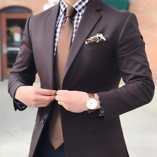 С чем носить темно-коричневую классическую рубашку мужчине в теплую погоду: Сочетание темно-коричневой классической рубашки и темно-синих классических брюк — хороший пример строгого мужского стиля.