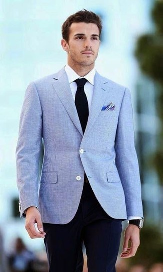 С чем носить голубой пиджак мужчине в теплую погоду: Голубой пиджак в паре с темно-синими классическими брюками поможет создать модный и привлекательный образ.