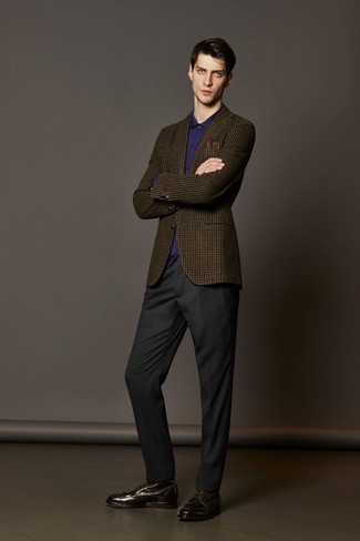 С чем носить темно-коричневый шерстяной пиджак мужчине осень: Темно-коричневый шерстяной пиджак в паре с темно-серыми классическими брюками — превосходный пример строгого делового стиля. Что же до обуви, можно дополнить ансамбль темно-коричневыми кожаными классическими ботинками. Если хочешь выглядеть превосходно и по-осеннему ярко, тебе определенно нужно взять этот ансамбль на вооружение.