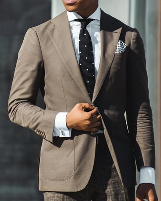Как носить белую классическую рубашку с коричневыми классическими брюками в шотландскую клетку мужчине в деловом стиле: Комбо из белой классической рубашки и коричневых классических брюк в шотландскую клетку поможет создать стильный классический лук.