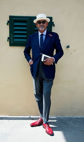 Как носить классические брюки с оксфордами за 50 лет: Несмотря на то, что этот образ довольно классический, дуэт темно-синего пиджака и классических брюк всегда будет по вкусу джентльменам, но также покоряет при этом дамские сердца. В паре с этим ансамблем наиболее гармонично смотрятся оксфорды.