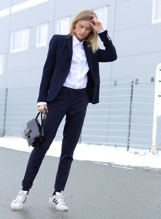 Какие пиджаки носить с белой классической рубашкой в 30 лет женщине: Дуэт пиджака и белой классической рубашки поможет выглядеть по моде, а также выразить твой оригинальный личный стиль. Чтобы привнести в наряд толику беззаботства , на ноги можно надеть бело-черные низкие кеды в горизонтальную полоску.