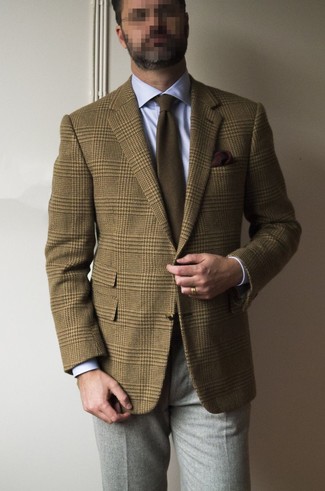 С чем носить темно-коричневый пиджак в шотландскую клетку мужчине: Несмотря на то, что этот образ достаточно классический, тандем темно-коричневого пиджака в шотландскую клетку и серых шерстяных классических брюк является неизменным выбором современных джентльменов, непременно покоряя при этом дамские сердца.
