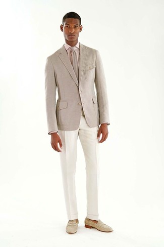 Модный лук: бежевый шерстяной пиджак, розовая классическая рубашка, белые классические брюки, бежевые замшевые лоферы