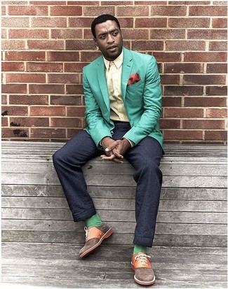 Какие пиджаки носить с темно-сине-зелеными классическими брюками мужчине в деловом стиле: Сочетание пиджака и темно-сине-зеленых классических брюк позволит составить стильный и мужественный ансамбль. Очень недурно здесь выглядят коричневые оксфорды из плотной ткани.