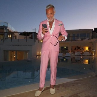 Какие пиджаки носить с розовыми классическими брюками за 50 лет мужчине: Сочетание пиджака и розовых классических брюк поможет создать запоминающийся мужской лук. Бежевые замшевые лоферы чудесно дополнят этот лук.