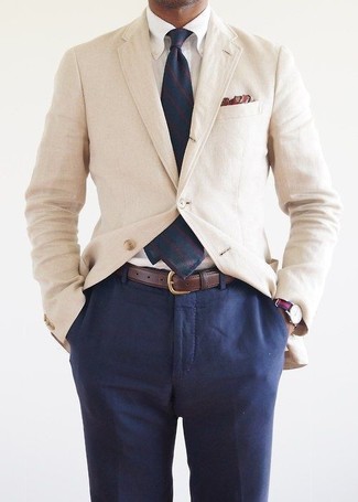С чем носить светло-коричневый хлопковый пиджак в 30 лет мужчине в деловом стиле: Светло-коричневый хлопковый пиджак и темно-синие классические брюки помогут составить выразительный мужской лук.