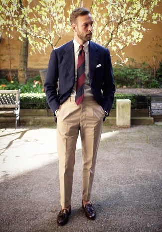 С чем носить красный галстук в вертикальную полоску мужчине: Темно-синий пиджак в паре с красным галстуком в вертикальную полоску — прекрасный пример строгого делового стиля. Вместе с этим луком гармонично смотрятся темно-коричневые кожаные лоферы с кисточками.