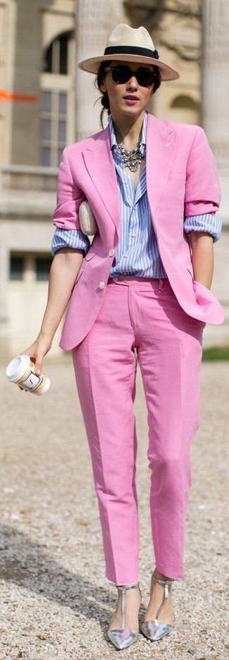 С чем носить ярко-розовый пиджак женщине в деловом стиле: Ярко-розовый пиджак и ярко-розовые классические брюки — великолепный вариант для поклонниц стиля smart casual. В тандеме с этим ансамблем наиболее выигрышно будут смотреться серебряные кожаные туфли.